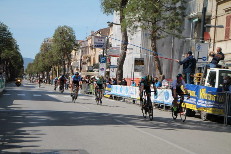 Vittoria di Luca Curti nella prima gara
